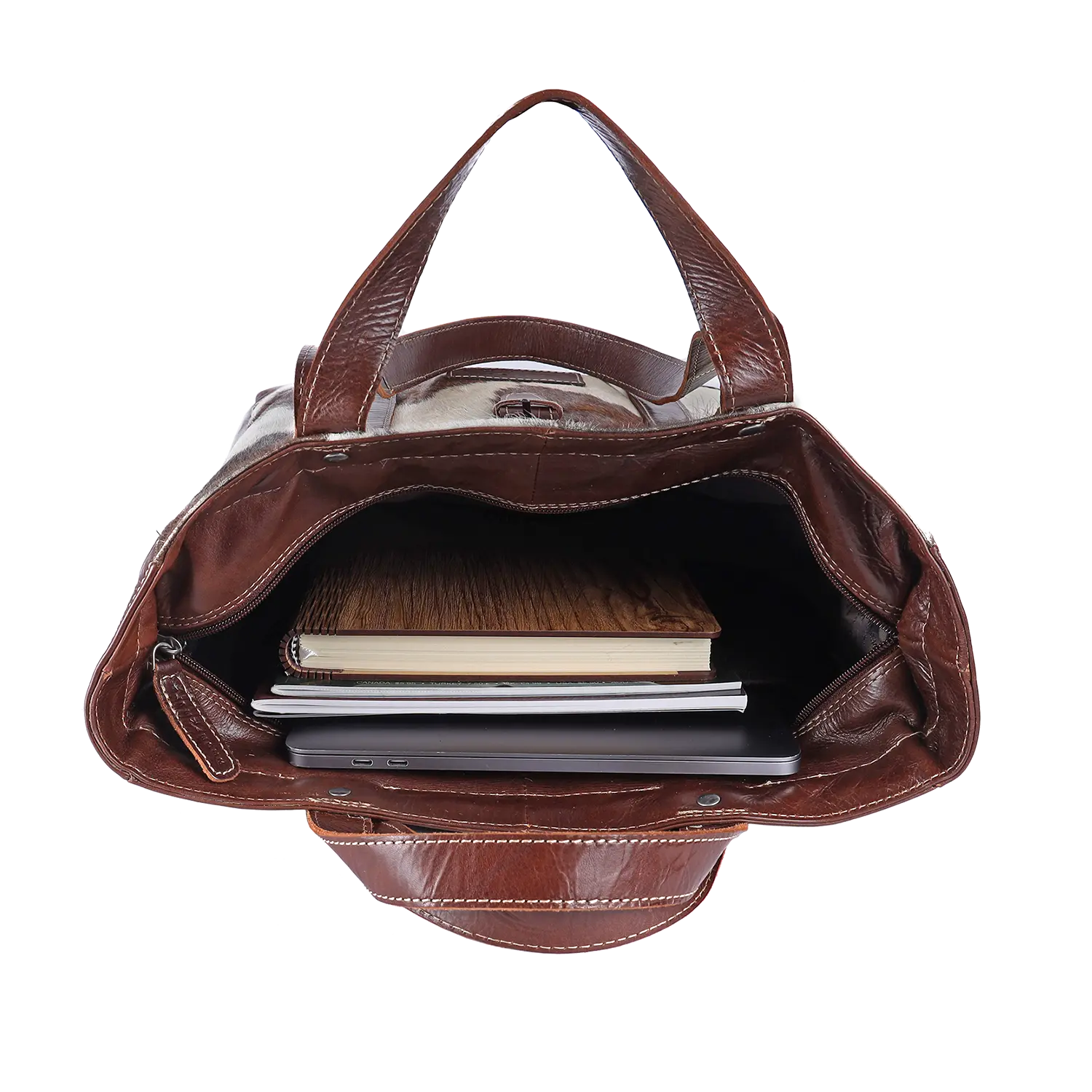 Der Shopper HALLODRI aus hochwertigem Alpenleder im Kuhfell-Design bietet Platz für ein Notizbuch, einen geschlossenen Laptop und ein Spiralbuch. Die stabilen Tragegriffe und der Reißverschluss machen die stilvolle braune Ledertasche besonders praktisch.