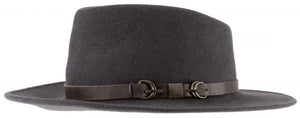 Ein dunkelgrauer Fedora-Hut aus Wollfilz mit breiter Krempe und einem Lederband um die Krone.