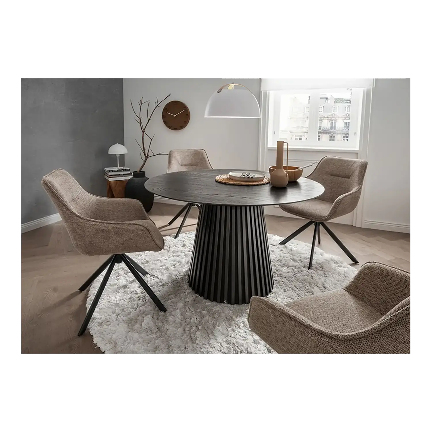 Modernes Esszimmer mit Diningsessel San Carlo, rundem Tisch und neutralem Dekor.