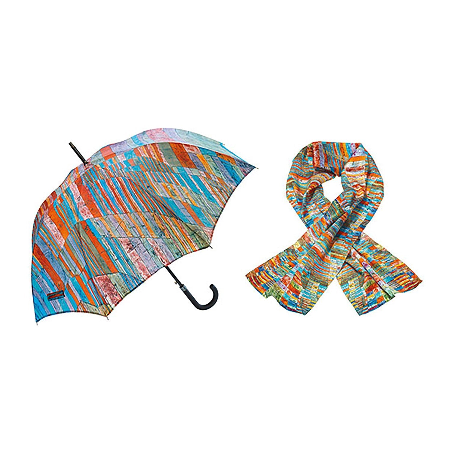 Der Stockschirm und Seidenschal „Haupt- und Nebenwege“ besteht aus einem offenen Automatik-Schirm mit schwarzem Griff, der lebendige abstrakte Muster in Orange, Blau und Rot zeigt, ganz im Stil der Kunst Paul Klees. Daneben liegt ein passender Seidenschal aus Satin, elegant gefaltet vor dem weißen Hintergrund.