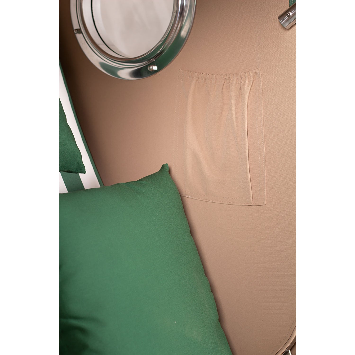 Strandkorb klein - Düne Design 518 mit grünem Kissen an hellbrauner Wand, Netztasche, Fenster.