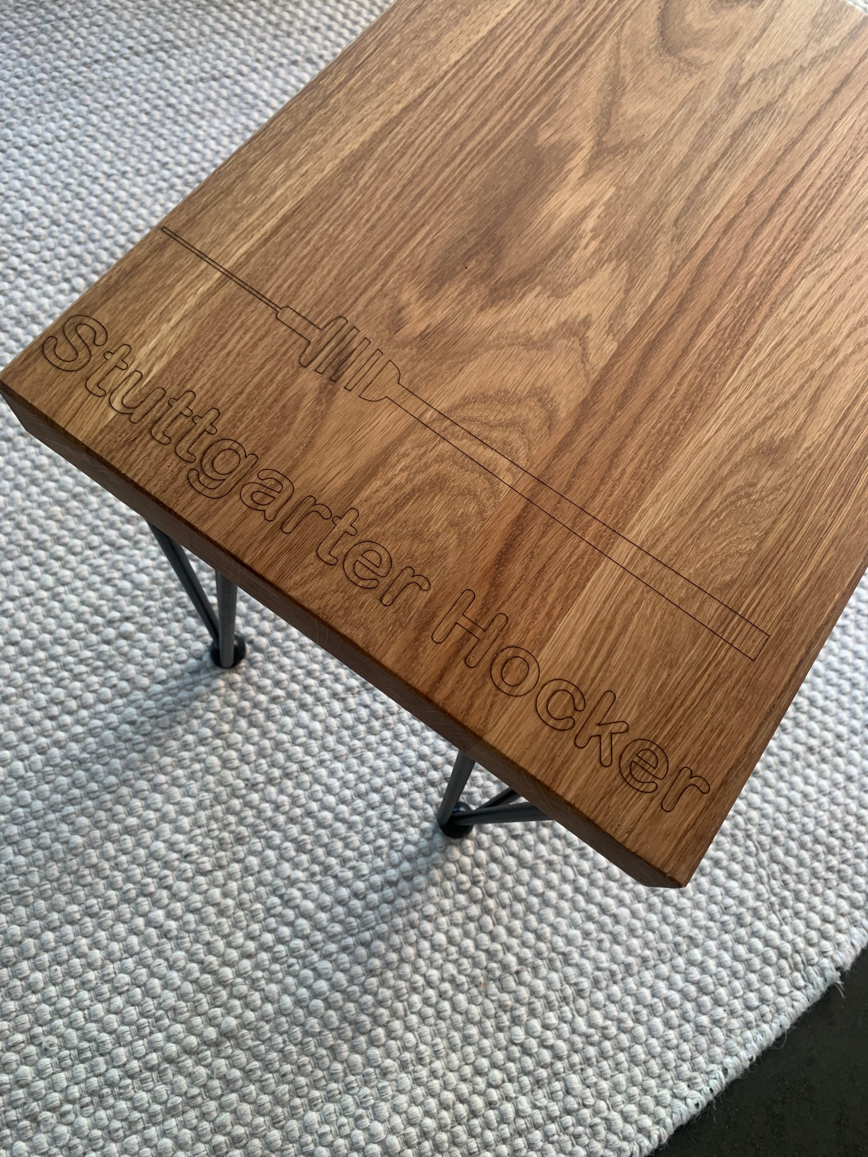 Hocker von oben mit Fernsehturm-Aufdruck und Stuttgarter Hocker-Gravur