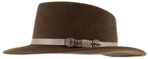 Brauner Filzhut mit breiter Krempe aus weichem Wollfilz, mit hellbeigem Band und dekorativem Schnallendetail für zeitlosen Stil.