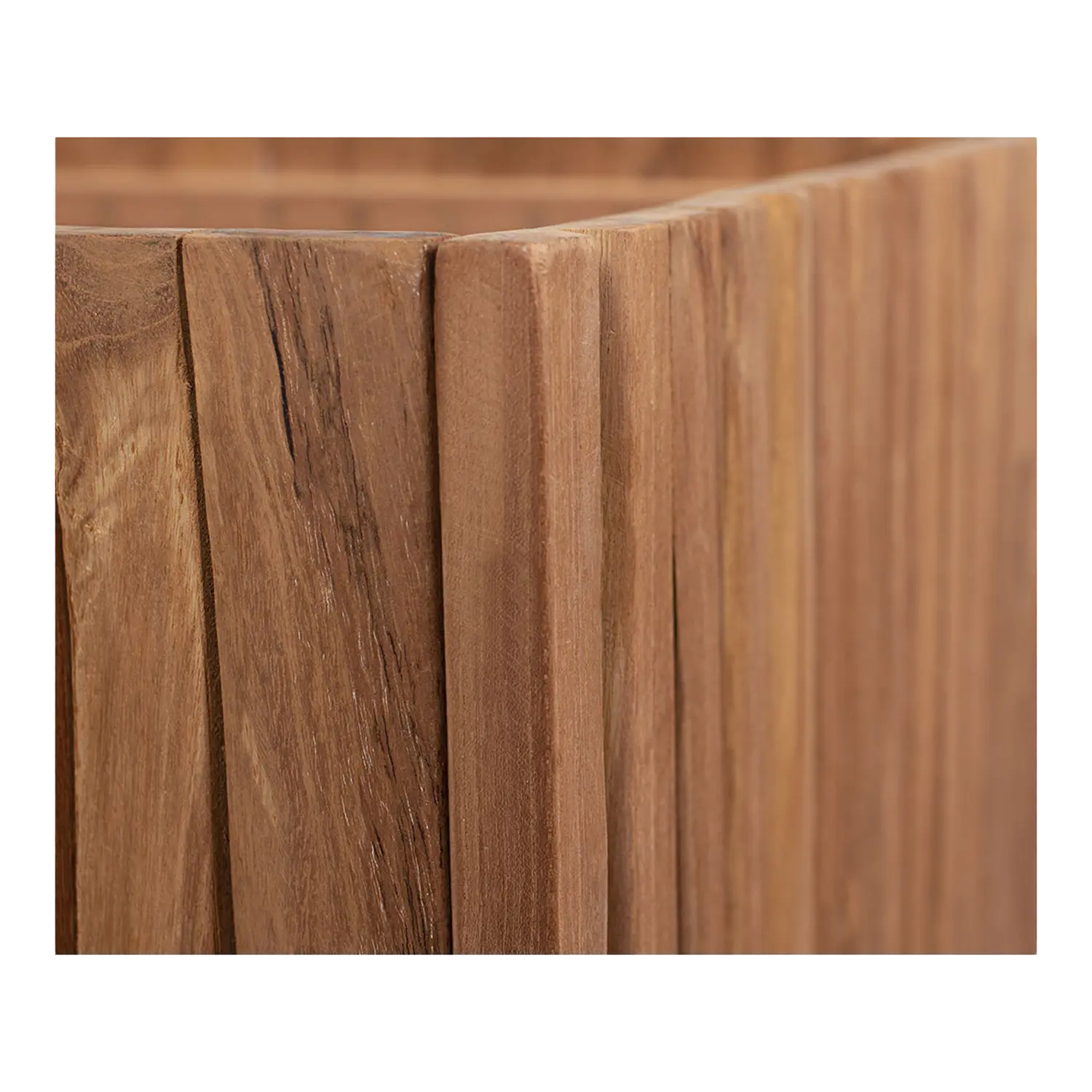 Nahaufnahme der Holzlatten des Teak Box Hocker Oxford, die eine Ecke bilden.