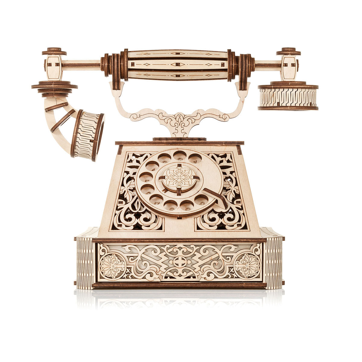 Ein detailliert geschnitztes Modell eines antiken Telefons aus Holz mit einem Wählscheiben-Zifferblatt und einem Hörer, reich verziert mit filigranen Mustern.
