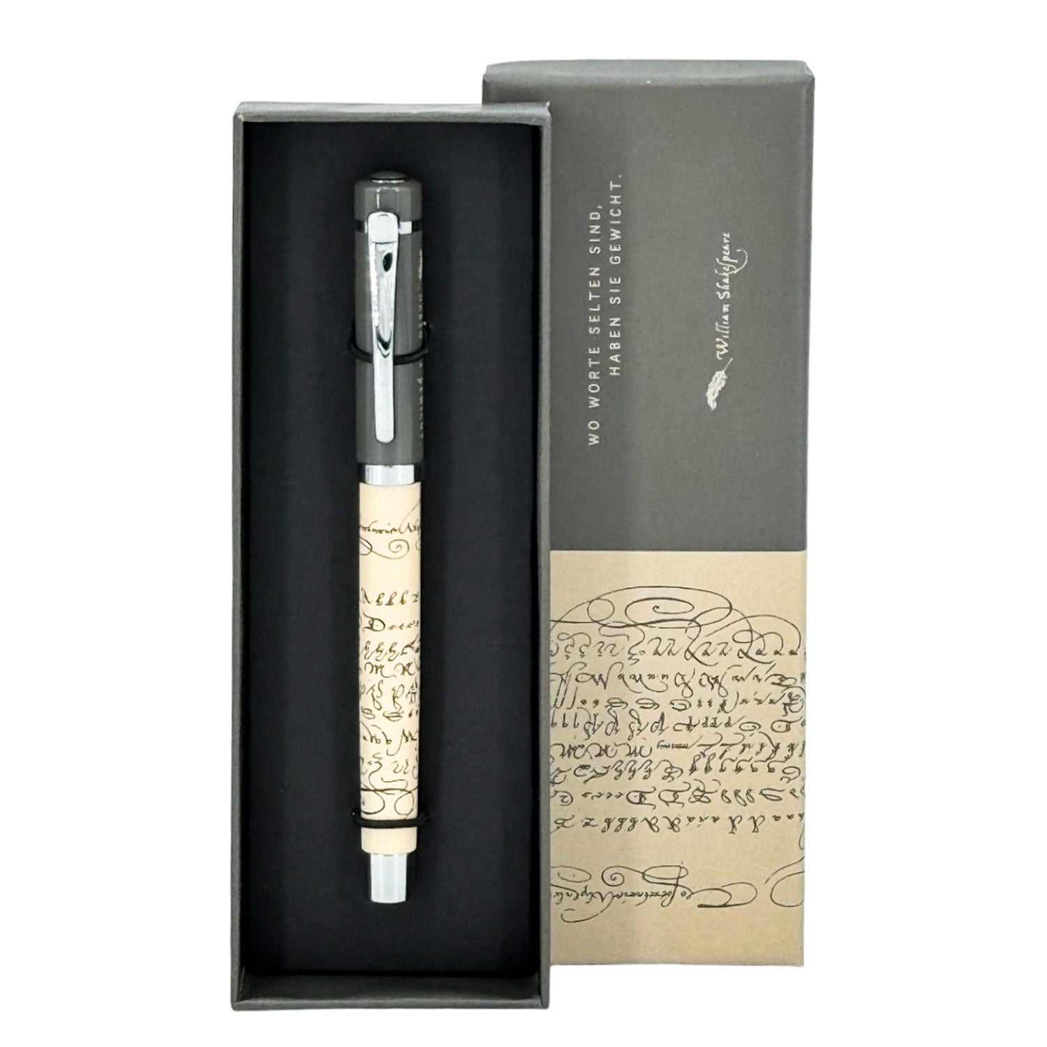 Der Tintenroller William Shakespeare wird in einer offenen schwarzen Box geliefert. Der Schaft ist mit einem dekorativen Schriftdesign und einem silbernen Clip versehen. Der Deckel der Box ist mit einem alten Schriftdesign und deutschem Text versehen und eignet sich daher perfekt als Geschenk.