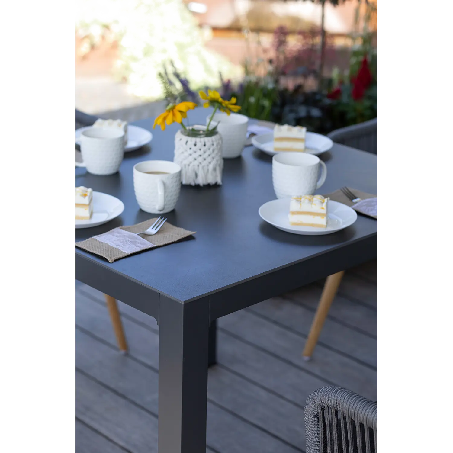 Gedeckter Tisch Tarifa mit Kaffeetassen und Kuchentellern