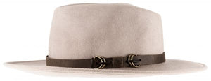 Ein hellbeiger Fedora-Hut aus Wollfilz mit breiter Krempe und einem dunklen Band mit zwei Metallringen. Dieser Filzhut strahlt den klassischen Stil von Borsalino Hüte aus.