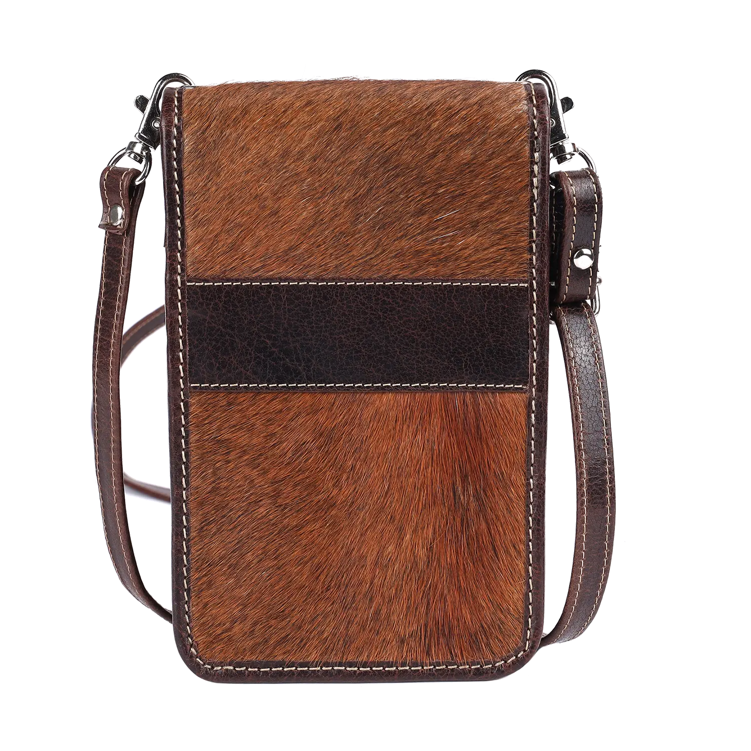 Die Umhängetasche „SPRUCHBEITEL“ aus Alpenleder präsentiert sich in braunem Leder mit einer kuhfellartigen strukturierten Vorderseite und dunklen Querstreifen und verfügt über einen verstellbaren Schultergurt mit Schnalle für individuellen Tragekomfort.