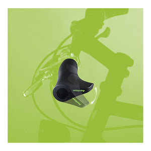 Schwarze Fahrradgriffe mit der Aufschrift „Velospring“ aus komfortablem thermoplastischem Polyurethan, schwebend über einem grünen Hintergrund mit der Kontur eines Fahrradlenkers.