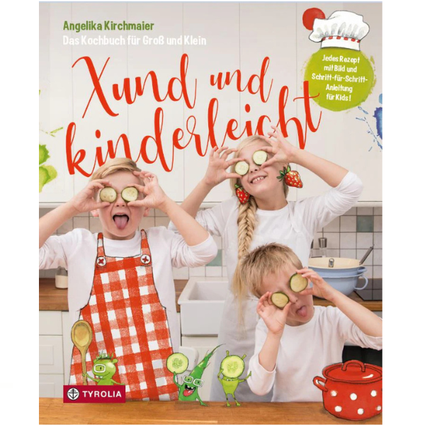 Drei Kinder in einer Küche halten Gurkenscheiben vor ihre Augen und lächeln, umgeben von verspielten Kochgrafiken – perfekt für „Kochen mit Kindern“ oder zum Entdecken kindgerechter Anleitungen.
