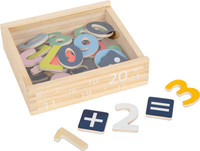 Holzbox mit bunten Magnetzahlen und Mathematiksymbolen für endlosen Spielspaß; 1 + 2 = 3 vor der Box angeordnet.