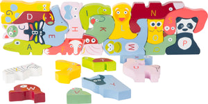 Bunte Tier-Puzzleteile, jedes mit einem Buchstaben des Alphabets, bilden ein farbenfrohes Holztiere-ABC-Puzzle, angeordnet und verstreut auf einer weißen Oberfläche – perfekt zum Alphabet-Lernen.