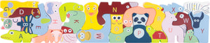 Buntes ABC-Puzzle mit farbenfrohen Holztieren – jedes Teil zeigt ein anderes Tier und einen anderen Buchstaben, so macht das Alphabet-Lernen von A bis Z Spaß.