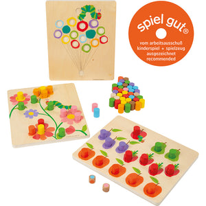 Sortierbretter aus Holz mit bunten Stiften, Blumen- und Fruchtmustern und einem „Spiel gut“-Abzeichen – perfekt zum Farben erkennen und Feinmotorik trainieren.