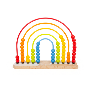Bunte Motorikschleife aus Holzperlenlabyrinth mit fünf Regenbogenbögen und Reihen farblich passender Perlen auf einem Holzsockel – perfekt als Lernspielzeug oder verspielte Kinderzimmerdekoration.