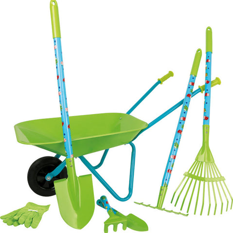 Kinder-Garten-Set mit grüner Schubkarre, Schaufel, Rechen, Kleinwerkzeug und Handschuhen – perfekt für Nachwuchsgärtner, um auf weißem Untergrund Spaß an der Gartenarbeit zu haben.