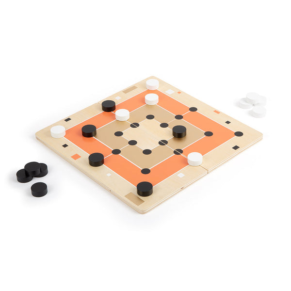 Ein hölzernes Mühle-Brettspiel, auch bekannt als Mühle, mit schwarzen und weißen Spielsteinen, die auf einem orange umrandeten Raster angeordnet sind.