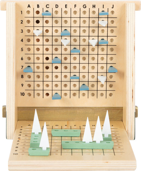 Schiffe versenken Spielset aus Holz mit weißen und blauen Stiften auf einem vertikalen Gitter sowie grünen Regattaschiffen mit weißen Kegeln auf dem unteren Gitter. Ein klassisches Strategiespiel aus Holz für stundenlangen Spielspaß!.