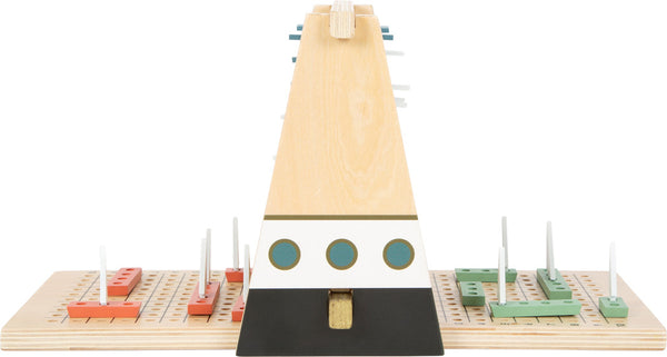 Hölzernes Strategiespiel aus Holz mit Steckbrettern, bunten Regattaschiffen und einer hohen dreieckigen Trennwand in der Mitte – perfekt für Fans von Schiffe versenken.