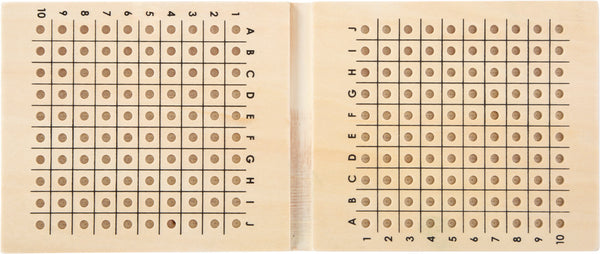 Hölzernes Schiffe versenken-Spielbrett mit einem 10x10-Raster mit den Beschriftungen A-J und 0-9 sowie Löchern für Stifte auf beiden Seiten – perfekt für den klassischen Spaß beim Strategiespiel aus Holz.