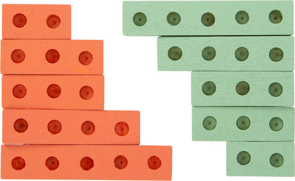 Fünf orange und fünf grüne Holzzählklötze, auf- und absteigend gestapelt, versprühen den Charme eines Strategiespiels aus Holz – perfekt zum kreativen Spielen oder Lernen.
