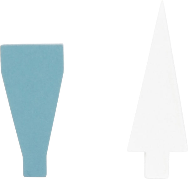 Zwei einfache, geometrische Formen: ein blaues Trapez und ein hohes, weißes Dreieck mit kleiner Basis, das an Regattaschiffe aus einem Strategiespiel aus Holz erinnert.