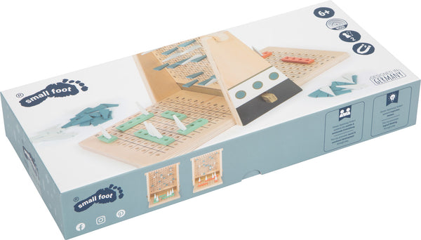 Rechteckige Box für ein Strategiespiel aus Holz, mit einem Schiffe versenken-Spielset mit Holzspielbrettern, Regattaschiff-Teilen und klarem Produkt-Branding.