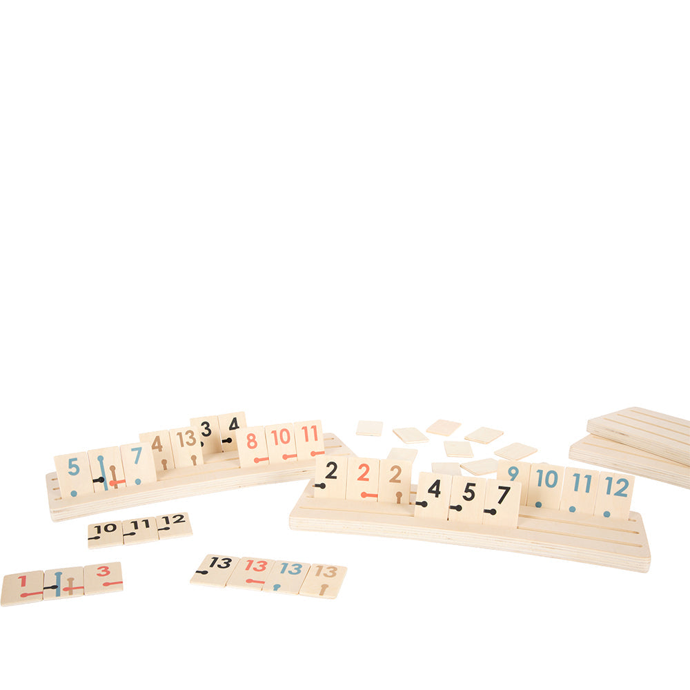 Holzständer mit nummerierten Holzplättchen in verschiedenen Farben, die einem klassischen Rommé-Spielset ähneln.