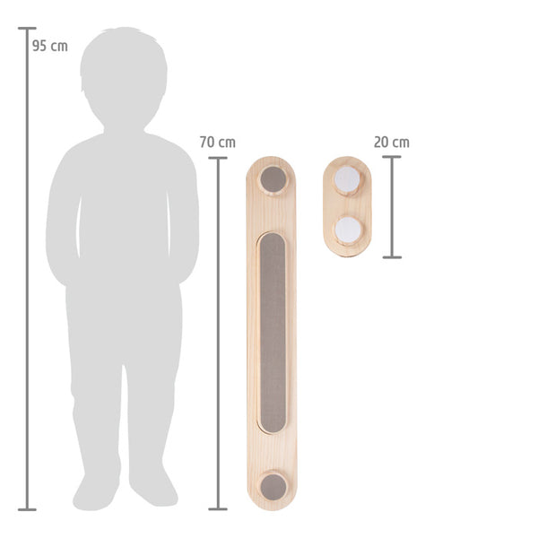 Zum Größenvergleich sind Holz-Sensorikbretter (20 cm und 70 cm) neben einer 95 cm großen Kindersilhouette abgebildet. Ideal für Balanceaktivitäten auf Balancierstegen helfen sie, den Gleichgewichtssinn spielerisch zu entwickeln.