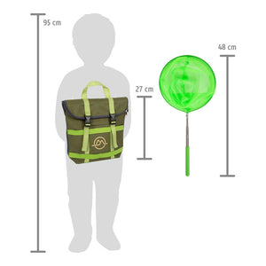 Silhouette eines Kindes mit grünem Rucksack und Entdeckerspielzeug-Netz, mit Maßangaben in Zentimetern.