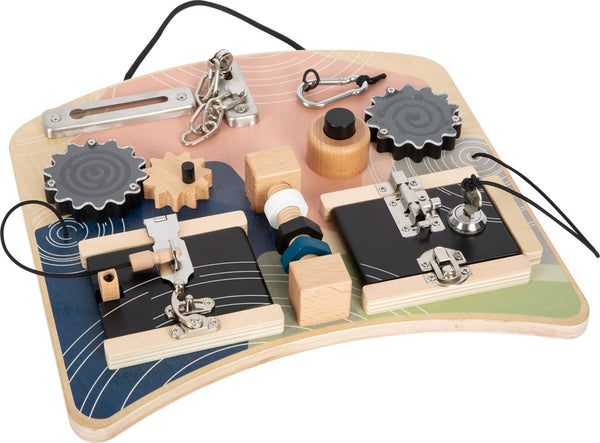 Sensorisches Aktivitätsbrett aus Holz, inspiriert von der Montessori-Pädagogik, mit Zahnrädern, Schaltern, Ketten, Knöpfen und Verschlüssen zum praktischen Spielen und Lernen.