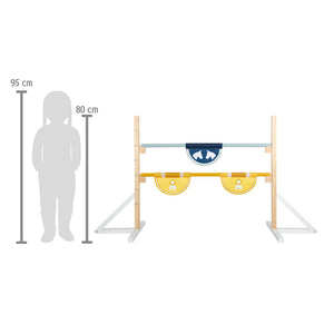 Silhouette eines Kindes neben einem 95 cm hohen Sprungständer mit gelben Stützen und Maßangaben, perfekt für Hobby Horsing oder das Üben von Steckenpferdsprüngen.