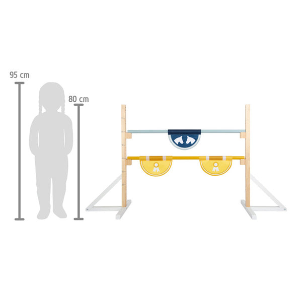 Silhouette eines Kindes neben einem 95 cm hohen Sprungständer mit gelben Stützen und Maßangaben, perfekt für Hobby Horsing oder das Üben von Steckenpferdsprüngen.
