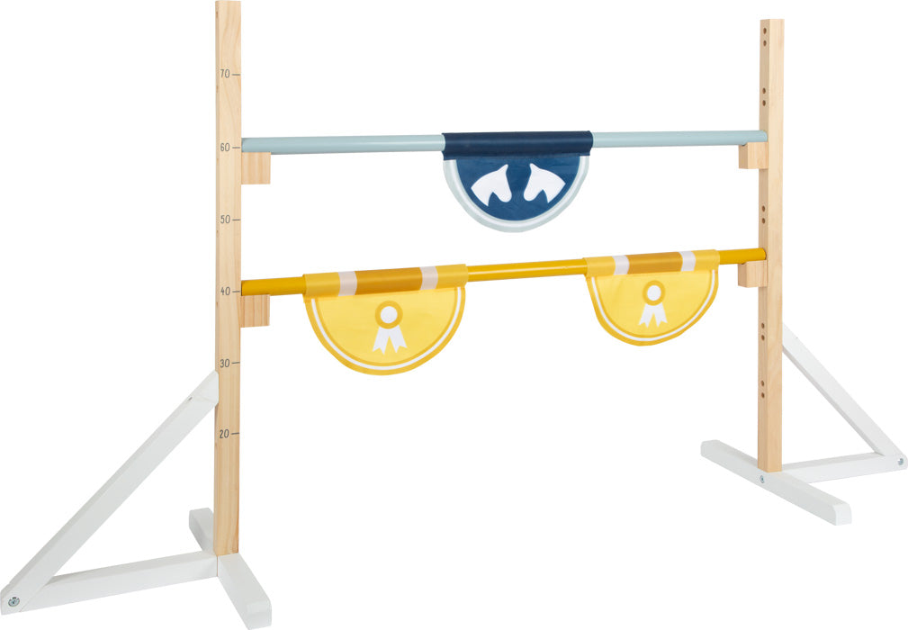 Verstellbare Hölzerne Hürde mit gelben und blauen Stangen für Kinder, ideal für Hobby Horsing oder Steckenpferd-Spiele, mit Messmarkierungen und runden Flaggen.
