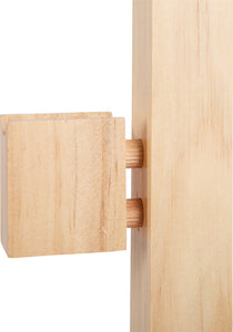 Nahaufnahme von Holzdübeln, die zwei helle Holzklötze verbinden. Sie zeigt eine Verbindungstechnik, die häufig beim Bau von Steckenpferd-Zubehör oder Sprungständern für kreatives Spielen verwendet wird.