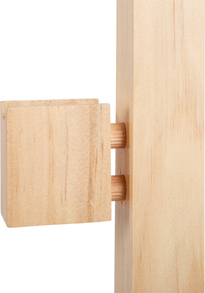 Nahaufnahme von Holzdübeln, die zwei helle Holzklötze verbinden. Sie zeigt eine Verbindungstechnik, die häufig beim Bau von Steckenpferd-Zubehör oder Sprungständern für kreatives Spielen verwendet wird.