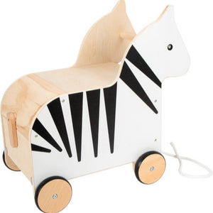 Robustes Holz macht diese fahrbare Spielzeugbox im Zebra-Design langlebig. Die Spielzeugkiste hat Rollen und eine Schnur, sodass Kinder sie leicht ziehen oder darauf fahren können.