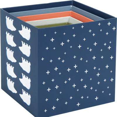 Quadratischer blauer Behälter mit weißen Bärensilhouetten und Pluszeichen, ineinander verschachtelt mit kleineren Stapelwürfeln im Inneren – perfekt zum Erstellen einer verspielten arktischen Landschaft oder zum Ordnen von Polartiere-Spielzeugen.