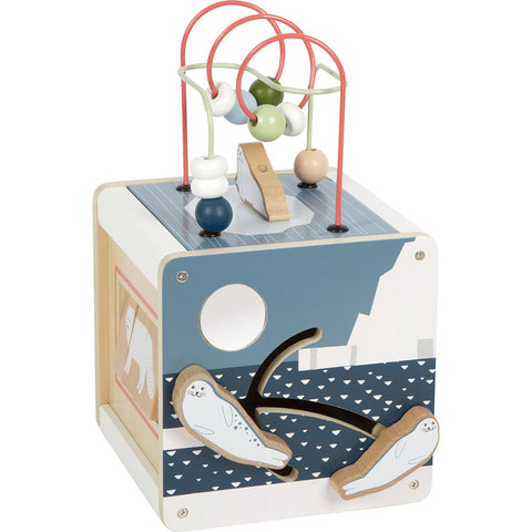 Motorikwürfel aus Holz mit Motorikschleife oben und illustrierten Robben an der Seite, die auf einer Wellenbahn entlanggleiten, gefertigt aus 100 % FSC®-zertifiziertem Holz.