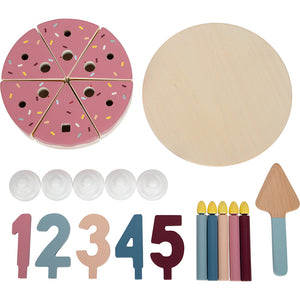 Holz-Geburtstagstorte-Set aus FSC® 100%-zertifiziertem Holz mit sechs Stücken, Teller, fünf Kerzen, vier Toppings und Zahlen 1–5 – ideal für fantasievolles Rollenspiel.