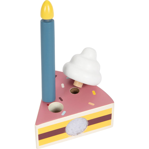 Holzspielzeug-Geburtstagstortenstück mit rosa Zuckerguss, einer blauen Kerze und einem weißen Klecks, der Schlagsahne ähnelt – perfekt für Rollenspiele und aus 100 % FSC®-zertifiziertem Holz.
