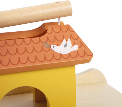 Gelbes Spielhaus mit orangefarbenem Dach, verziert mit einer weißen Taube, die einen Olivenzweig hält, ergibt ein bezauberndes Formen-Steckspiel zur Förderung motorischer Fähigkeiten.