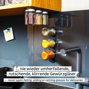 Magnetkraft hält die Gläser dieser Staulösung ordentlich an der Küchenwand über dem Spülbecken – würzige Inspiration für clevere Spice-Storage-Ideen.