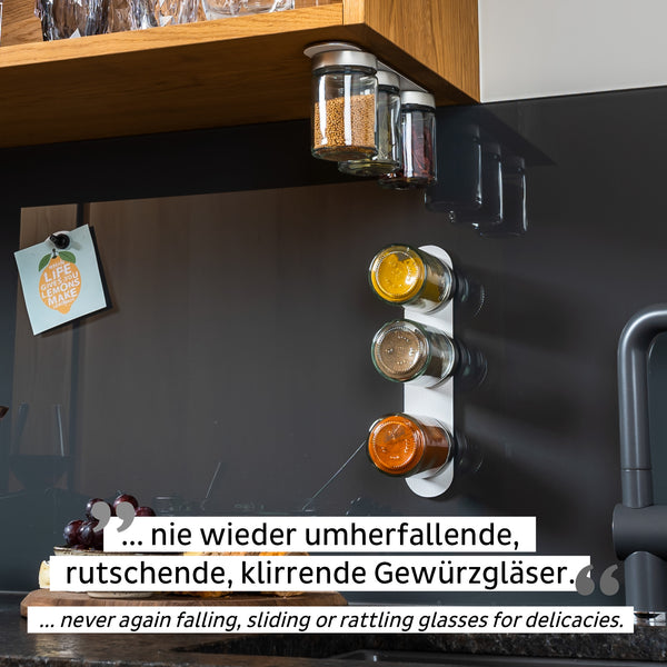 Drei Gewürzgläser aus Glas werden kopfüber unter einem Küchenschrank über der Arbeitsplatte und der Spüle montiert und bieten eine clevere Verstaulösung mithilfe von Magnetkraft, um Ihre Gewürze geordnet und leicht zugänglich aufzubewahren.