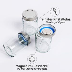 Drei Gläser mit silbernen Deckeln; ein Deckel mit sichtbarer Magnetkraft und blauem Siegel. Text hebt Funktionen in Deutsch und Englisch hervor und bietet eine clevere Verstaulösung für Ihre Küche.