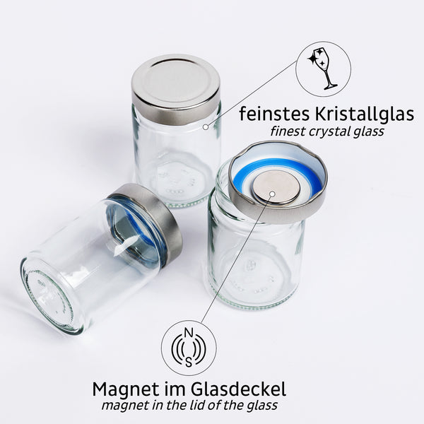 Drei Gläser mit silbernen Deckeln; ein Deckel mit sichtbarer Magnetkraft und blauem Siegel. Text hebt Funktionen in Deutsch und Englisch hervor und bietet eine clevere Verstaulösung für Ihre Küche.