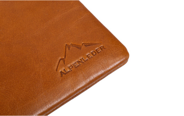 Nahaufnahme des Alpenleder-Logos der MacBook / iPad Sleeve STENZ 15"