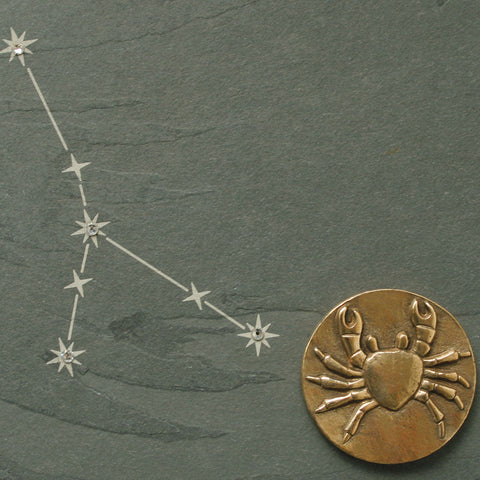 Sternbild Krebs, das Sternzeichen, auf Schiefer gezeichnet mit einer Bronze-Krebs-Münze und Swarovski-Elemente-Akzenten.