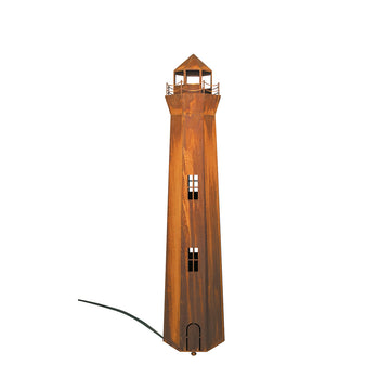 Hohes, rostfarbenes Metallobjekt Leuchtturm mit Fenstern und kleiner Kuppel in Edelrost-Optik, stehend auf weißem Untergrund.